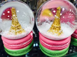 Boule de neige tour Eiffel 2 macarons