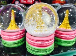 Boule de neige tour Eiffel 2 macarons
