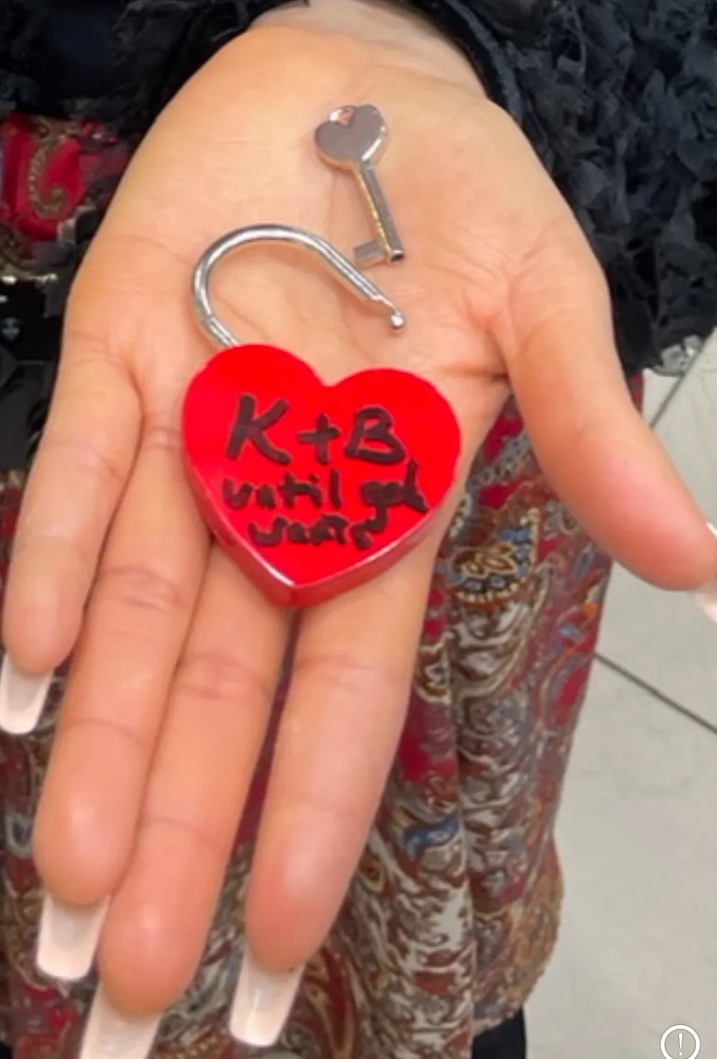 Cadenas cล“ur rouge avec clé cล“ur
