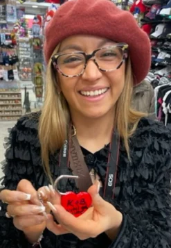 Cadenas cล“ur rouge avec clé cล“ur